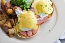 とろける卵がたまらない、おしゃれな「エッグベネディクト」。カフェでしか食べられないと思っていたあのメニューをおうちで手軽に作るコツをお教えします。「エッグベネディクト」は「ポーチドエッグ」の作り方さえマスターすればあとは簡単ですよ。