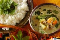 暑い日はスパイスが効いた「グリーンカレー」が食べたくなりますね。グリーンカレーは難しいのでは？と思われがちですが、ペーストを使えば手軽に作れます。今回は簡単で本格的なグリーンカレーのレシピを9選ご紹介します！