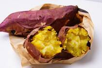 食物繊維たっぷりでホクホク食感がたまらない「焼き芋」。専門店もあり、美容効果が期待できるネクストおやつとして人気です。今回は、サツマイモの種類やおうちで作れるプロ直伝の本格的なレシピや焼き芋で作る簡単アレンジなど、ねっとり濃厚な本格的な焼き芋レシピをご紹介します。