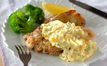 ​​タルタルソースは肉料理や魚料理はもちろん、サラダやサンドイッチ、グラタンなどにも使える万能ソースです。そこで今回は、タルタルソースを使った料理のレパートリーが一気に広がるレシピ【27選】をご紹介します。