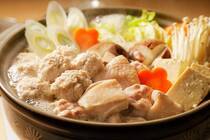 凝縮された鶏肉の旨味が味わえるコラーゲンたっぷりの「水炊き」。鶏肉の出汁の取り方をマスターすればおうちで手軽に本格的な水炊きが作れます。今回は「水炊き」の基本の作り方をご紹介します。また〆のアイデアやオリジナルのタレなどこれからの季節にオススメのものばかりです。ぜひ作ってくださいね。