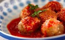 トマトソースは、生トマトから手作りしたり、手軽に缶詰を使ったりできるのが魅力です。とはいえ、パスタに使う以外にレパートリーがないという方は意外と多いのではないでしょうか？今回は、パスタだけでなく、主菜やスープなどトマトソースを使ったレシピを【30選】ご紹介します。