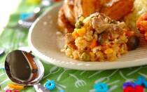 チキンライスといえば、鶏肉や玉ねぎをごはんと炒め、ケチャップで味付けした洋食の定番メニューを思い浮かべる方が多いのではないでしょうか。卵をのせてオムライスにしてもおいしいですね。また、東南アジアでよく食べられている、ゆでた鶏肉とそのゆで汁で炊いたごはんを一緒に味わうチキンライスも人気があります。