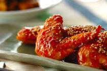 旨辛味がたまらない「ヤンニョムチキン」。お店でしか食べられないと思っていた大人気の韓国料理をおうちで手軽に作るコツをお教えします。今回は「唐揚げ」の基本の作り方をはじめヤンニョムチキンが簡単に作れるレシピを３選ご紹介します。