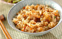 秋の味覚のひとつ「松茸」。キノコの最高峰とも呼ばれ、国産松茸は希少性から高級食材とされています。独特の香りは何とも言えない贅沢な気分になりますよね。今回は、松茸ご飯や吸い物のほか、松茸ご飯に合う副菜や主菜、汁物をあわせて【30選】ご紹介。