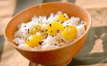 秋の味覚の代表、栗。ゆで栗、甘露煮、焼き栗など、食べ方はいろいろありますが、やっぱり栗ごはんは外せない定番メニューです。白いごはんに淡い黄色の栗がゴロゴロと入っているその見た目は、まさに秋らしい一品。この時期には必ず食べたくなるという人も多いのではないでしょうか。