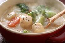 大鍋で作ることが多いシチューは少し残ってしまうことがありますね。そんな時はドリアやパスタ、おつまみなどにリメイクしてみませんか？今回はクリームシチューやビーフシチューなど少しシチューのリメイクレシピを13選ご紹介します。