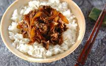 ホカホカのご飯と食べたくなる「佃煮」。定番の魚介や海藻類をはじめ、肉や野菜などさまざまな食材でアレンジ可能です。保存が効いて、ご飯だけでなくお酒とも相性抜群！食材を砂糖やしょう油で甘辛く煮詰めるだけと簡単なので、ぜひ手作りしてみませんか？そこで今回は佃煮レシピを【20選】をご紹介。