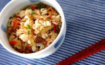 「佃煮＝ご飯のおとも」というイメージの方が多いかもしれませんが、実はご飯以外のさまざまな食材と相性抜群！工夫次第でメイン料理から副菜まで幅広くアレンジできますよ。そこで今回は、佃煮のアレンジレシピ【17選】をご紹介します。食べ切れずに残ってしまった場合はぜひ参考にしてください。