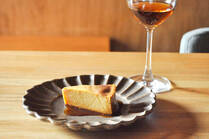 ひょうたんの形をしたバターナッツカボチャでプリンを作りましょう。一般的な西洋カボチャと比べ糖質カロリー共に低いので軽やかに仕上がり、夏のデザートにピッタリ。甘口の酒精強化ワイン「トゥニーポート20年」を合わせました。