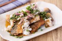 さっぱり香ばしい香味野菜と外はサクサク中はフワフワのさんまと相性抜群！この秋、一度は食べてほしい。まるで定食屋のおかずが完成しました！