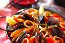 スペイン・バレンシア地方の郷土料理パエリアのレシピ【17選】をご紹介！おうちでも簡単にレストランの味が再現でき、そのままテーブルに運んでシェアできるので、これからのパーティーシーズンのメインにもぴったり！パエリア鍋がなくてもフライパンや炊飯器でも作れ、家にある食材で自由にアレンジ可能です。