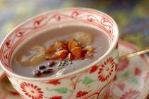 業務用スーパーや輸入食品のお店で見かけることが多くなった「タピオカ」。お湯で加熱、湯銭するだけなど、調理方法が簡単なので、取り入れやすいですよ。デザートやドリンクのレシピ10選を紹介します。