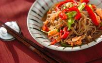 こんにゃく芋から作られるしらたきは、100gあたり5～6kcalと低カロリーな食材です。食物繊維が豊富なうえ、満足感が得られるのでダイエットの強い味方。今回は、そんなしらたきの主菜や副菜などのレシピを【30選】ご紹介します。