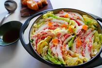 材料を用意したり具材を切ったりと意外と億劫なんてことはありませんか？少ない材料でも大満足の飽きずに食べられる「材料3つで完成」の簡単万能鍋を12選ご紹介します。準備が簡単なものばかりです。