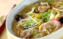 長崎の人気ご当地グルメ、ちゃんぽん。太めの麺に炒めた野菜、肉、魚介などが入り、具だくさんで栄養バランスが良いのが魅力です。そこで今回は家庭で簡単・本格に仕上がる、ちゃんぽんの作り方をご紹介します。そのほかに、ちゃんぽん風アレンジレシピ【3選】、ちゃんぽん以外のおすすめ長崎名物レシピ【4選】も厳選。