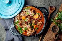 チキンやフルーツなど、クリスマスにオススメの豪華な「赤ワイン」煮込みを13選ご紹介します。料理にワインを使うとコクがあって奥深い味わいになりますよ。