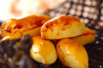 サツマイモの持ち味をいかした優しい味わいのスイートポテト。パイ生地で包んだり、春巻きの皮で巻いて揚げたり、アレンジできるのも良いところ。また、サツマイモは栄養価が高く美容食材としても優秀です。今回ご紹介した絶品スイートポテトレシピ。おもてなしやおもたせにもオススメですよ。