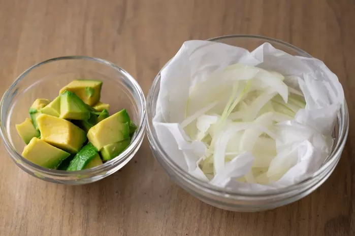 ピリ辛まぐろユッケ工程1アボカドっと玉ねぎカット