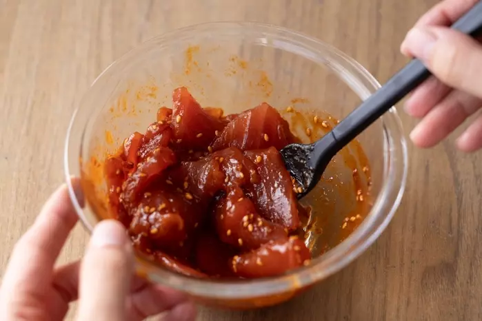 ピリ辛まぐろユッケ工程2まぐろを和える