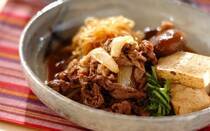 焼き豆腐は、水切りした木綿豆腐の表面を炙ったり、焼いたりしたものです。一般的な豆腐に比べて崩れにくいため、すき焼きや鍋料理に用いられます。今回は、焼き豆腐を使ったレシピを【27選】ご紹介します。特徴を活かして、いろいろな食べ方を楽しみましょう。