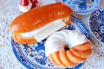 11月28日から全国のローソン（「ローソンストア100」を除く）Uchi Caféで発売されている、生クリーム専門店門店のMilk監修の商品。今回は「MILKフレンチクルーラー」「はみでるホワイトチョコ MILKロール」を実食しました。朝食やおやつに食べたくなる味わいでした…！