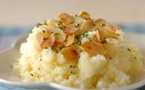 料理の付け合わせとして人気なマッシュポテト。ジャガイモを潰して牛乳やバターを加えるだけなので、難しい工程は一切なし。アレンジすれば、おかずやおつまみなど一品料理としても重宝します。