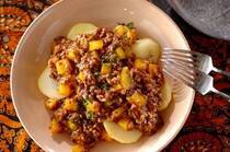 今回は、包丁を使わず気軽に使える「ひき肉」と、日持ちする野菜の代表格「ジャガイモ」で作るおかずを10選ご紹介します。ジャガイモは切り方を変えたりつぶしたり食感のアレンジ効く野菜です。定番のコロッケやグラタンなど腹持ちも良いのでオススメです！