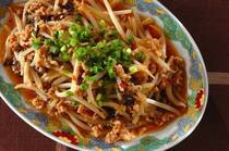 節約食材のモヤシと使い勝手が良いひき肉で作る、材料2つで完成する万能おかずを7選ご紹介します。どれも短時間で作れるものばかりです。何を作ろうか迷った時の救世主的レレシピ、ぜひ活用してください！