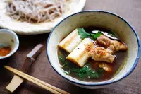 年越しに【肉そば】７選！のっけて漬けてボリュームたっぷり！ホットプレートで焼く「瓦そば」も盛り上がる！