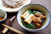 おうちで年越しそばを食べるなら断然オススメなのが「肉そば」です。冷たいそばに豚肉や鶏肉、鴨肉などで出汁をとった温かい汁で食べる年越しそばはなかなかおつですね。また肉を乗せてあえて食べるそばも！今回はおうちで作れる絶品の肉そばレシピを7選ご紹介。年越しだけでなく普段の日にもオススメなものばかり。