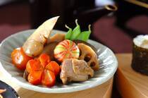 根菜をメインにした「筑前煮」はおせち料理の定番。発祥は福岡県で、昔の福岡県北部が「筑前（ちくぜん）の国」と呼ばれていたことが由来とされています。こっくりとした味付けは、お正月以外の食卓にも最適。今回は、お正月におすすめの筑前煮を中心に、筑前煮のアレンジやリメイクレシピなどを【27選】ご紹介します。