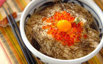 大晦日の夜に食べる「年越しそば」は、古今、細く長いそばにあやかり、家族の健康や幸せ、寿命が延びることを願って食べられている縁起物です。また、旧年の不運や苦労を断ち切るという説も！ そばは栄養が豊富で、中でも「ルチン」は、毛細血管を強化し、血圧を下げる働きがあるとされています。