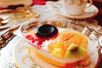 9月26日（火）から全国のファミリーマート（一部取り扱いのない店舗あり）で新作の「スフレ・プリン アラモード」登場！さっぱり味のスフレと硬めのどこか懐かしいプリン。味わいをレポート！アンティークの食器や銀のプレートを使って、お家で喫茶店気分に！