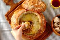 素朴な味わいの田舎風のパン「パン・ド・カンパーニュ」の基本の作り方をはじめ、ベリーやナッツを入れたアレンジカンパーニュ。そして中をくり抜いてスープを入れたり、薄くスライスしてタルティーヌにしたり形を生かした食べ方アレンジレシピをご紹介します！