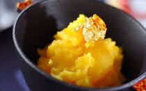 人気定番おせち料理レシピ22選をご紹介！ 一見、作るのが難しそうに見えるおせち料理ですが、コツさえ押さえれば、意外と簡単です。すべて手作りする必要はありませんので、気になるレシピや、作り方をマスターしたい料理だけでも、ぜひ試してみてくださいね。