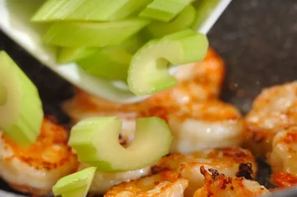 エビとセロリのピリ辛炒め物の作り方2