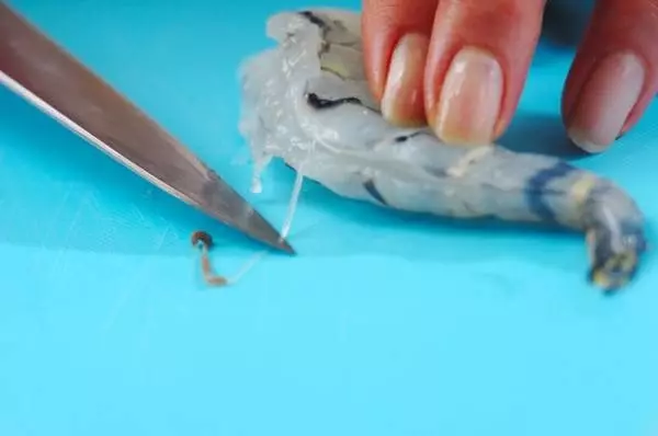 エビとセロリのピリ辛炒め物の下準備1