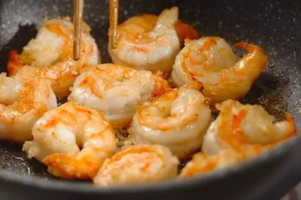 エビとセロリのピリ辛炒め物の作り方1