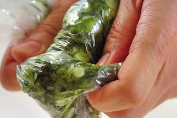 ピリ辛タレでお箸が止まらない!鶏もも肉のネギまみれ by 山下 和美さんの作り方1