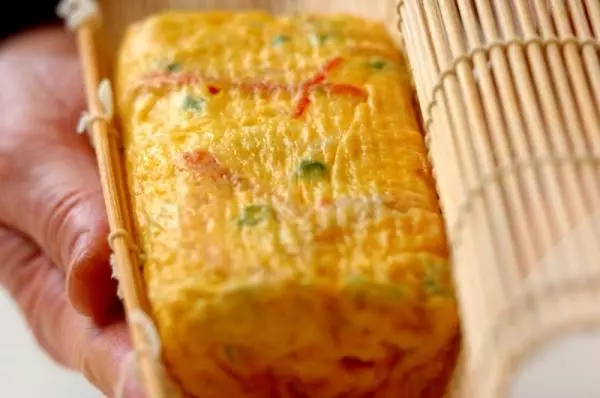 ゴマ油香る!カニカマの中華風卵焼き by 山下 和美さんの作り方2