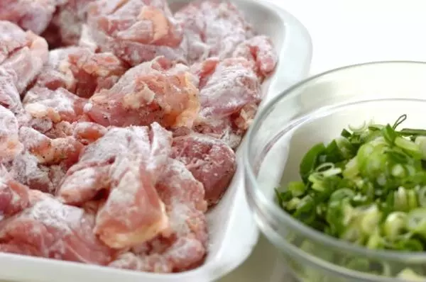 ピリ辛タレでお箸が止まらない!鶏もも肉のネギまみれ by 山下 和美さんの下準備1