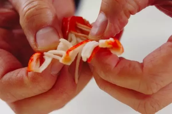 ゴマ油香る!カニカマの中華風卵焼き by 山下 和美さんの下準備1