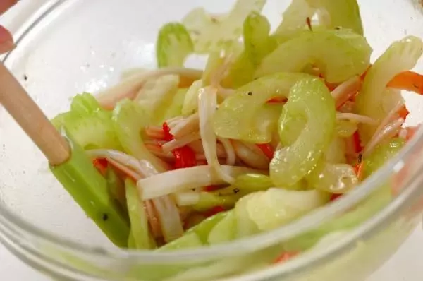 セロリとカニカマのサラダの作り方1