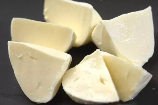 電子レンジでとろーり!簡単モッツァレラのバターしょうゆ by 山下 和美さんの下準備1