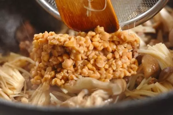 納豆とキノコの炒め物の作り方2