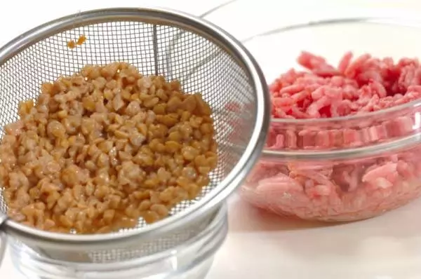 納豆とキノコの炒め物の下準備2