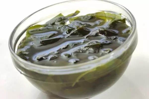 白菜とワカメの甘酢和えの下準備1