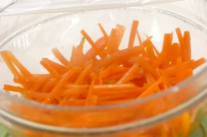 ニンジンとツナのホットサラダの作り方1