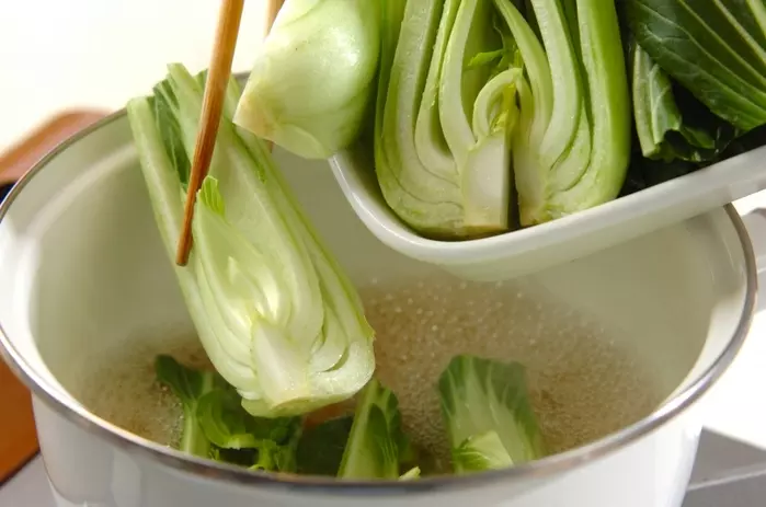 チンゲンサイとワカメの煮浸しの作り方1